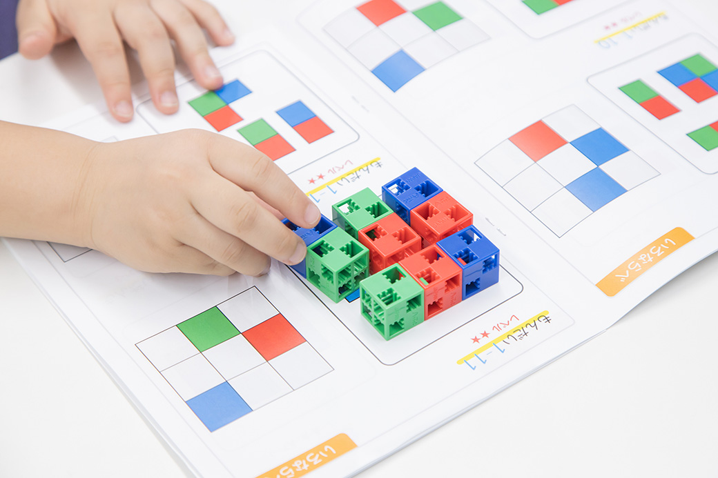 楽しく学びながら「自分で考える力」を3つのカリキュラムで育みます
